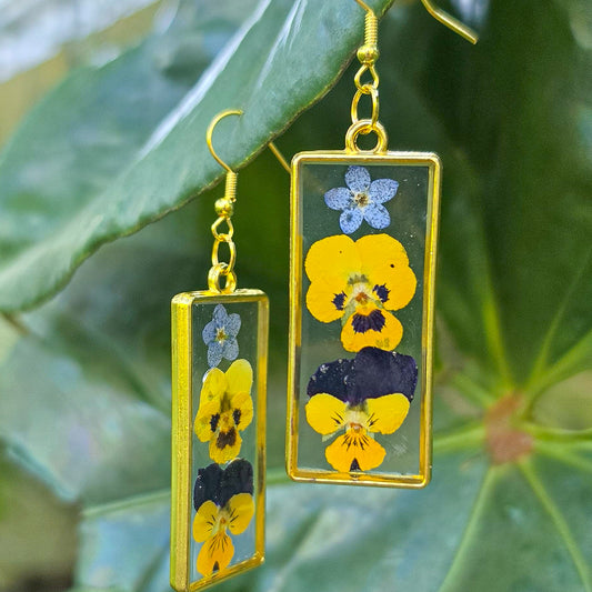Viola and forget-me-not earrings in resin